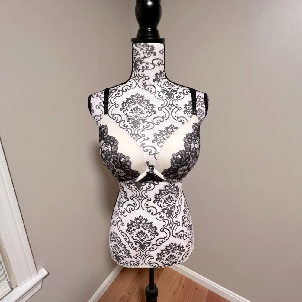 NWOT Victoria’s Secret Dreams Angels Push-Up bra 38C.